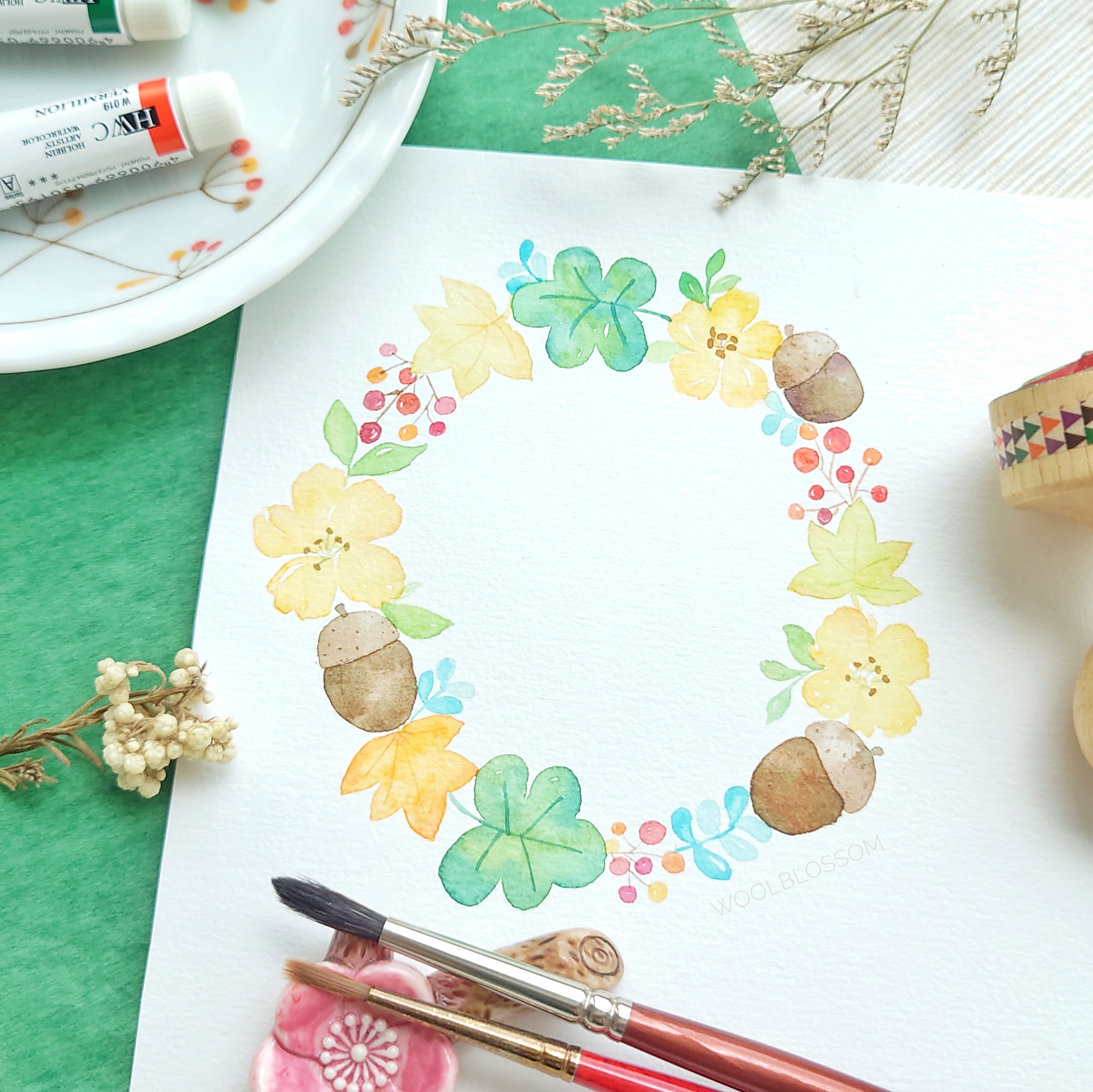 水彩秋日花圈，包含橡實、楓葉、黃花等秋天的元素